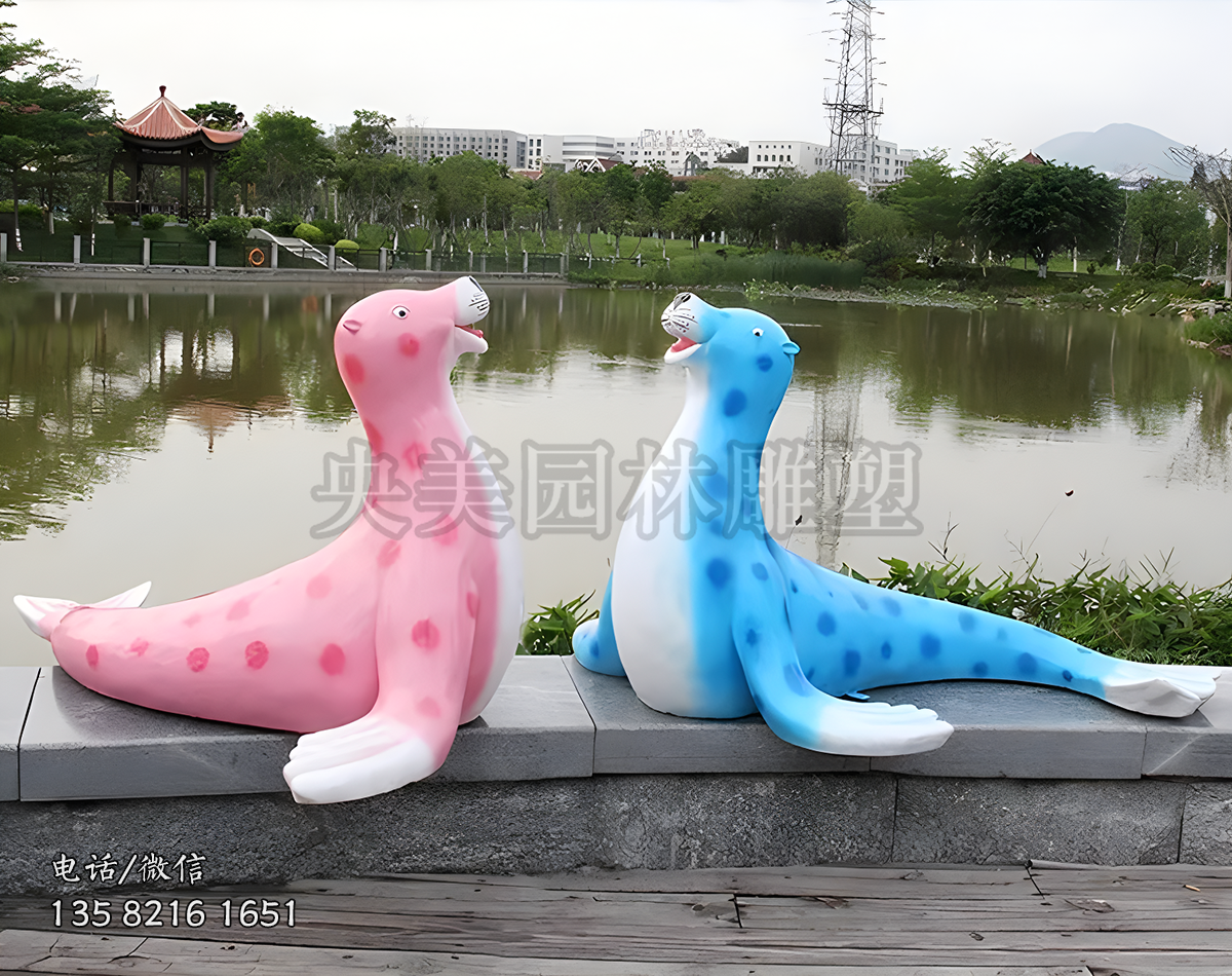 彩绘斑点图案海豹雕塑