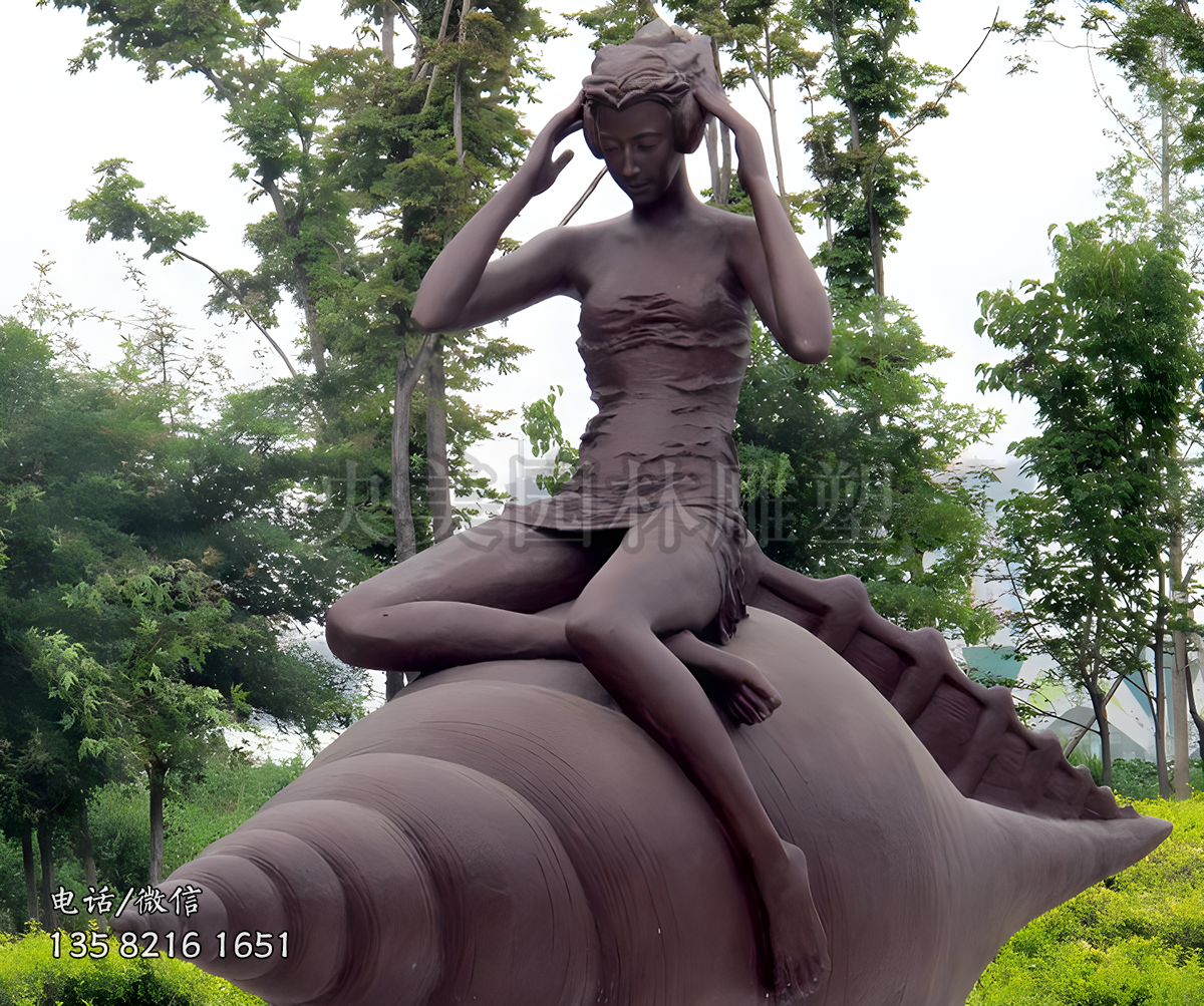 骑在海螺上听音乐的少女雕塑