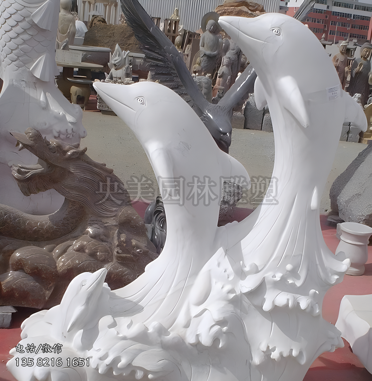 两只白色赢博官网海豚雕塑