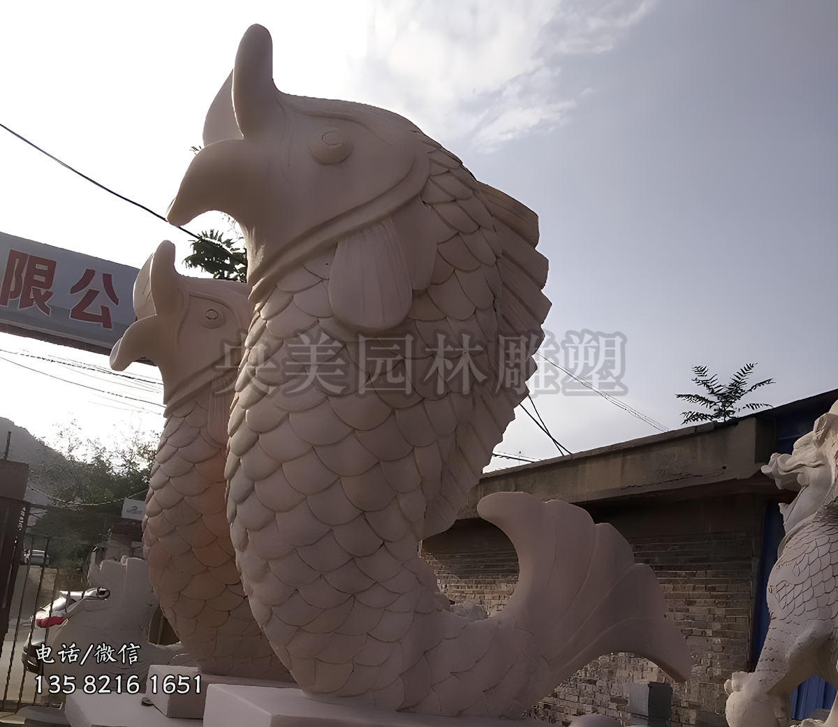 弯曲身体的喷水鲤鱼雕塑