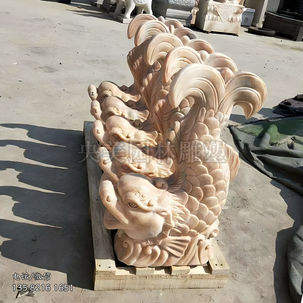 尾巴上扬的喷水鱼雕塑摆件