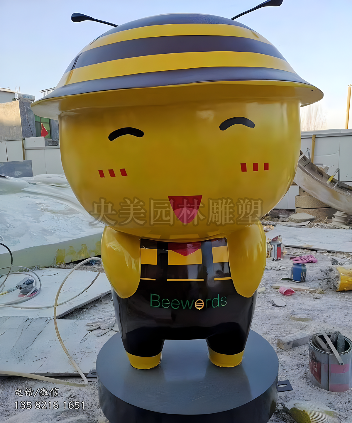 双手插兜的可爱蜜蜂公仔