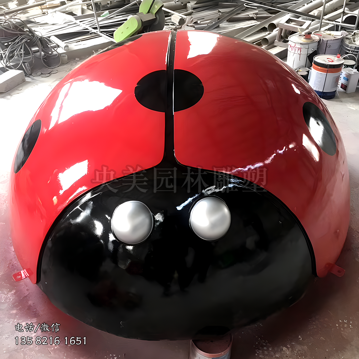 红色的不锈钢瓢虫雕塑
