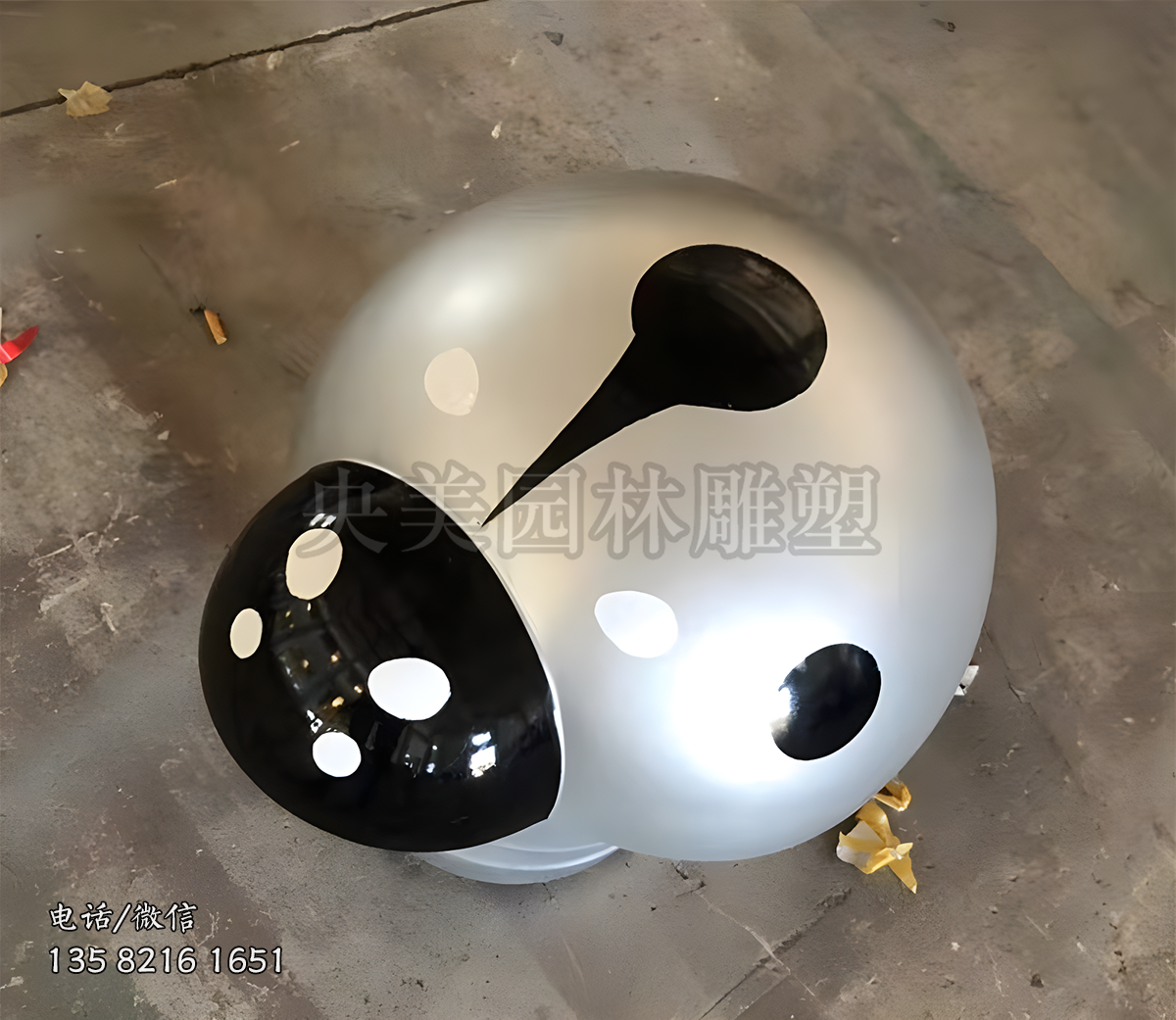 银色的不锈钢瓢虫雕塑