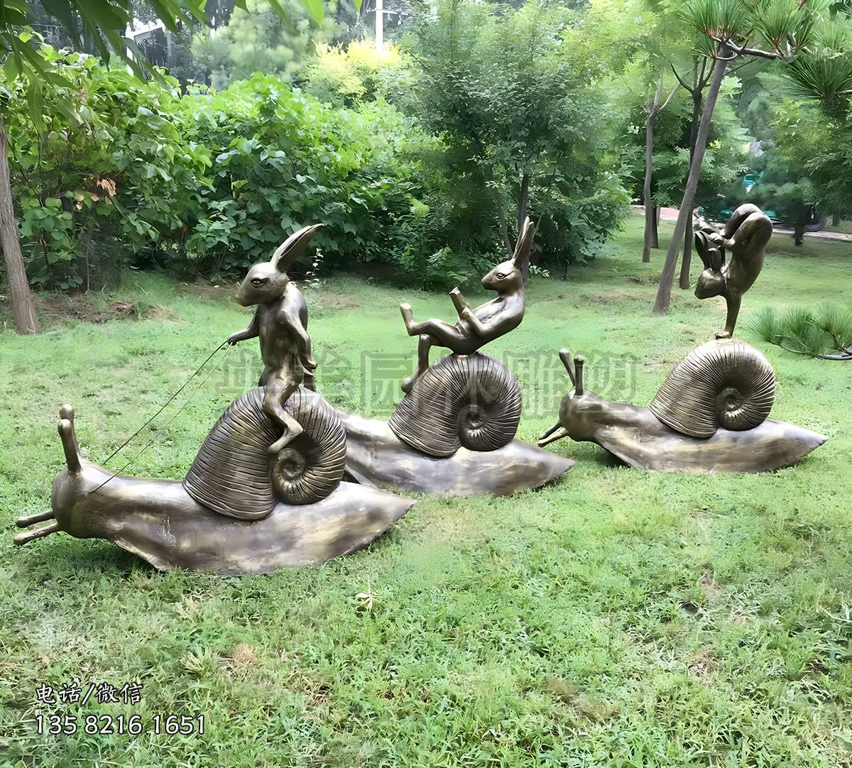 驮着兔子爬行的蜗牛雕塑