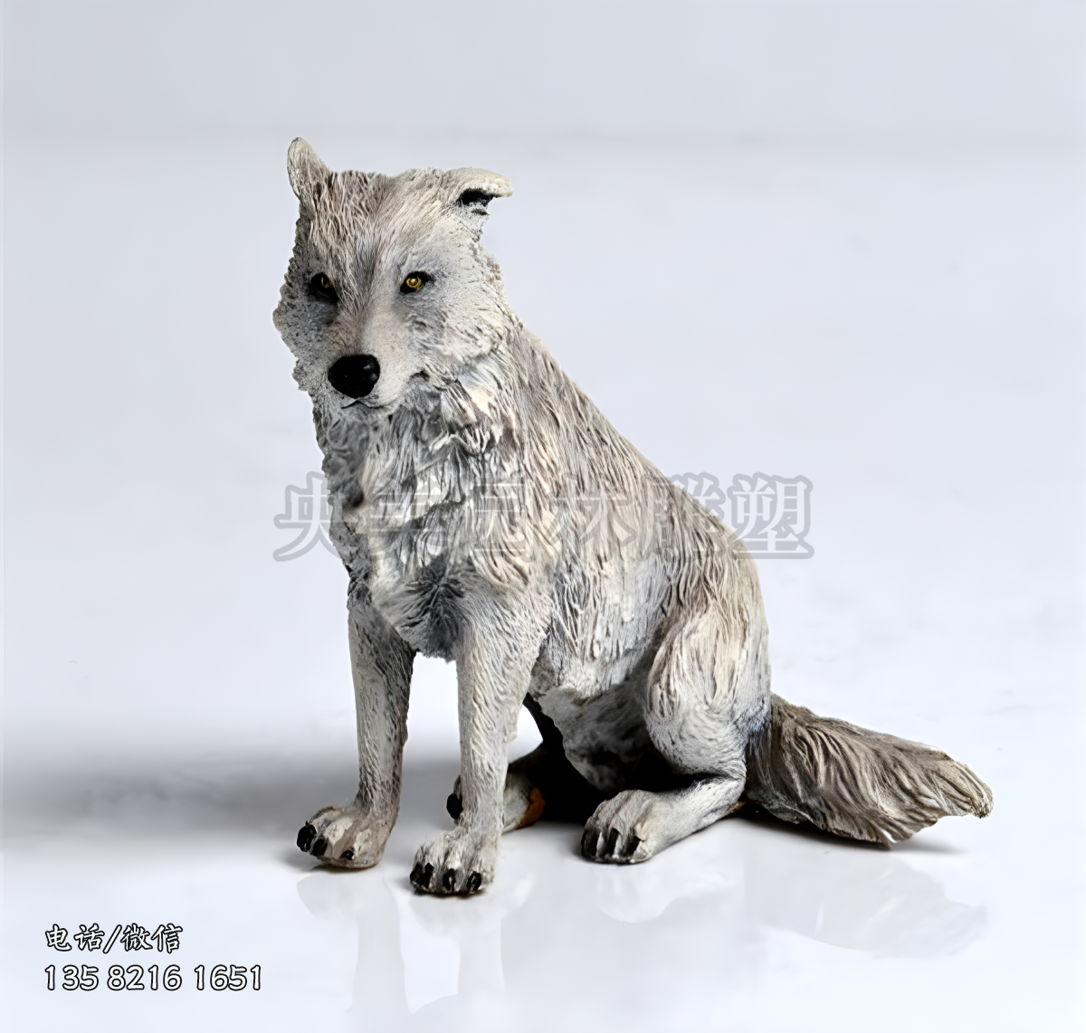 坐姿仿真玻璃钢狼雕塑