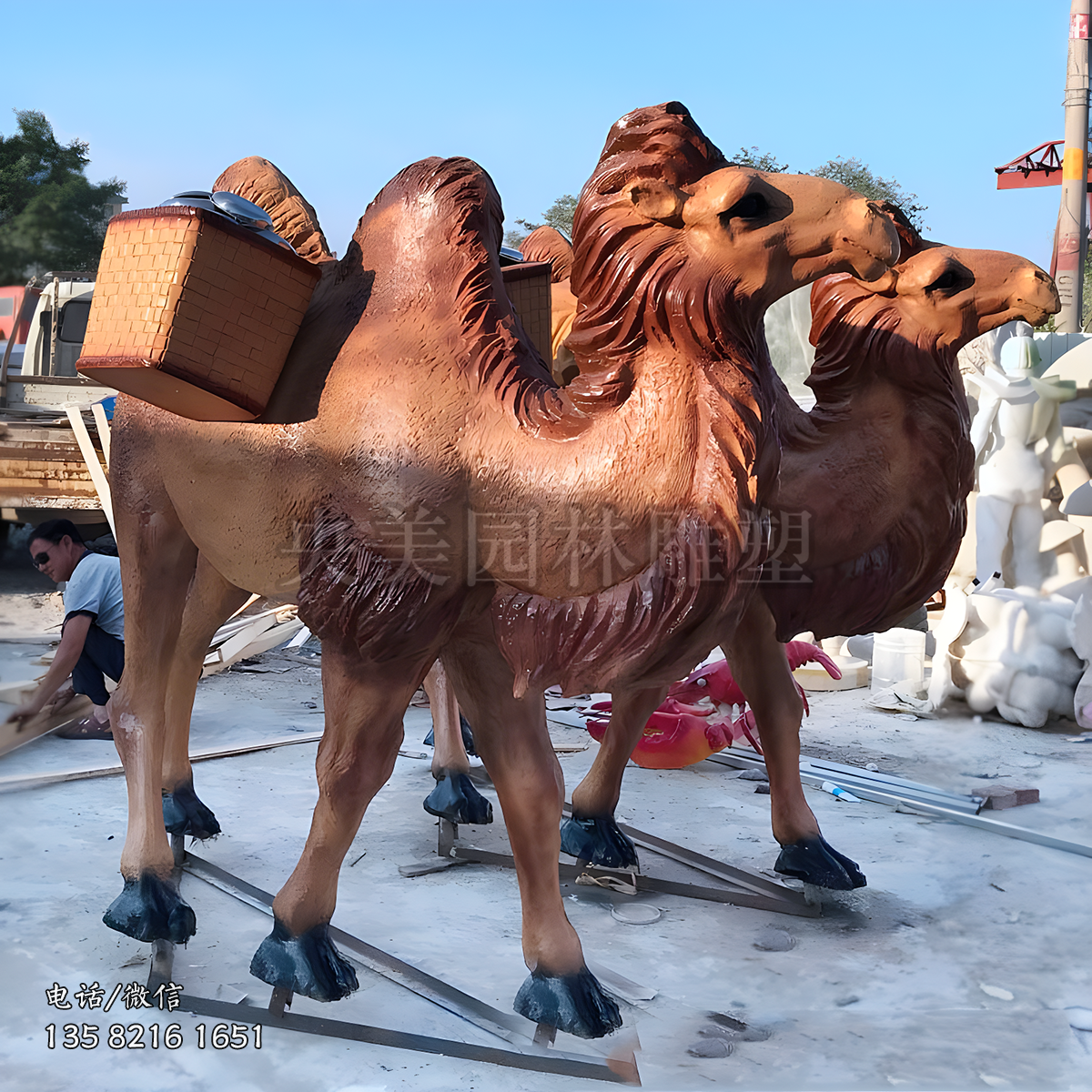 驼着货物的仿真骆驼雕塑