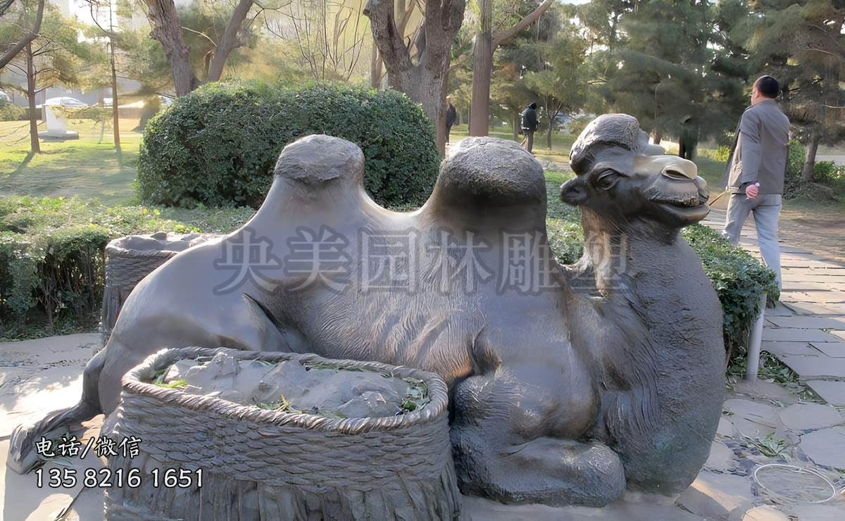 卧地休息的骆驼铜雕