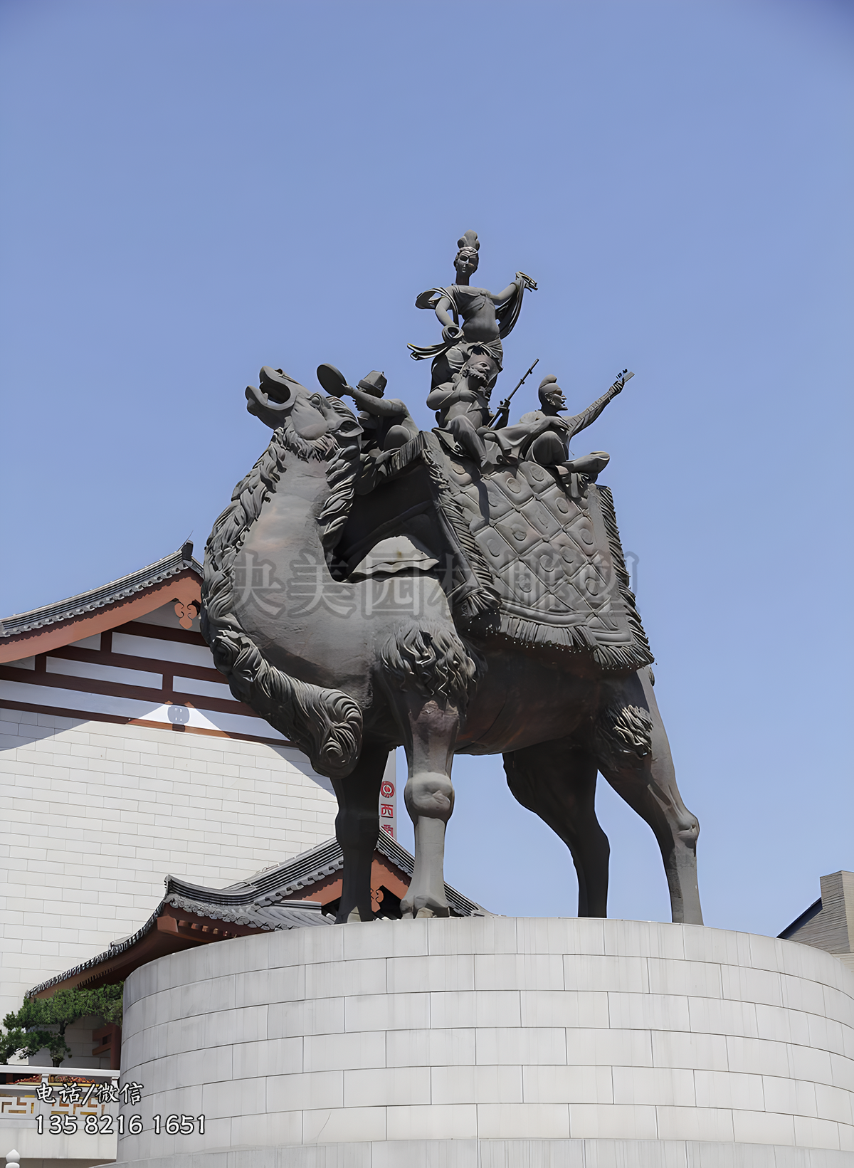 驮人的骆驼雕塑