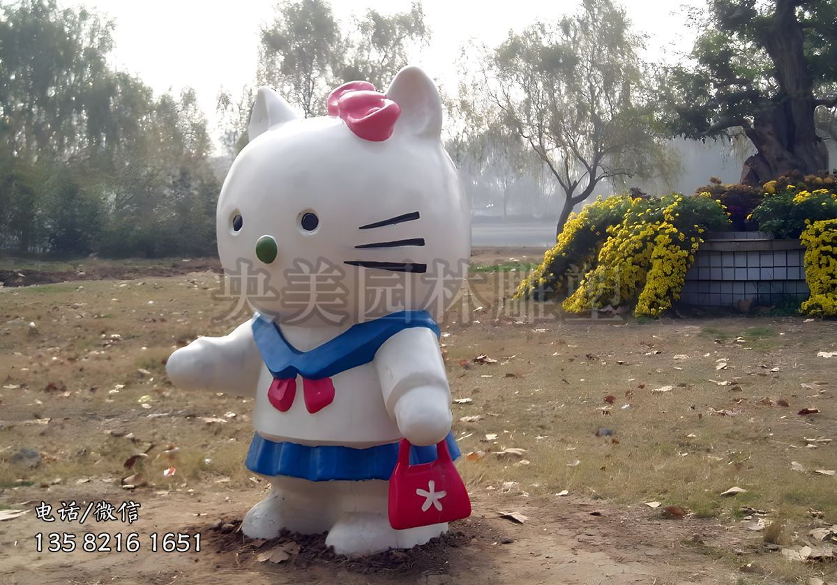 提着一个小包包的kitty猫雕塑