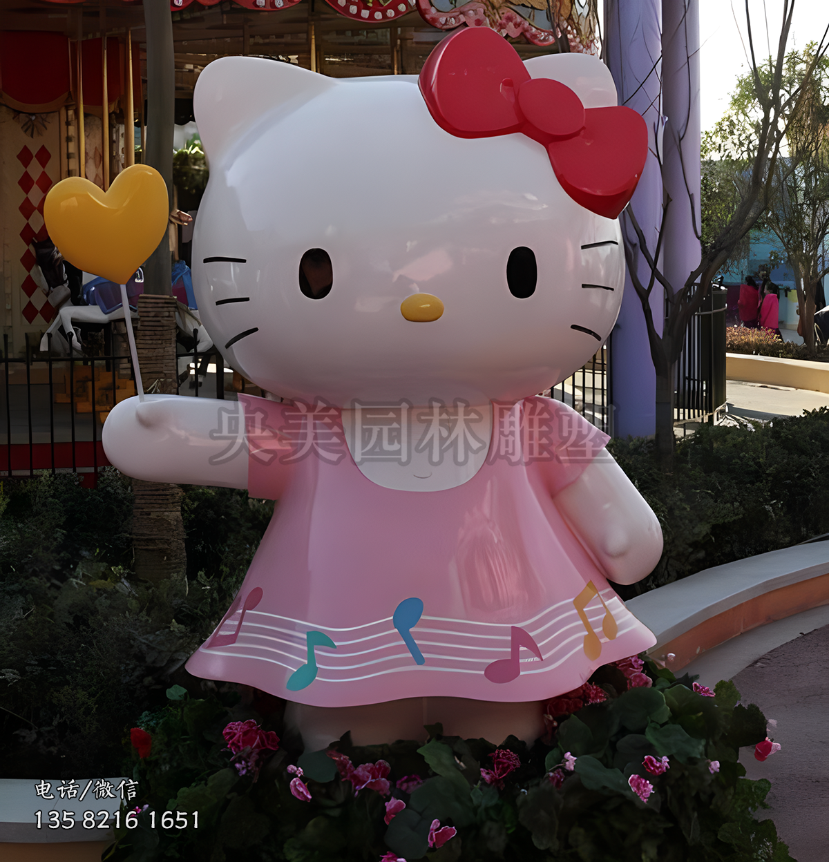 手拿棒棒糖的kitty猫雕塑