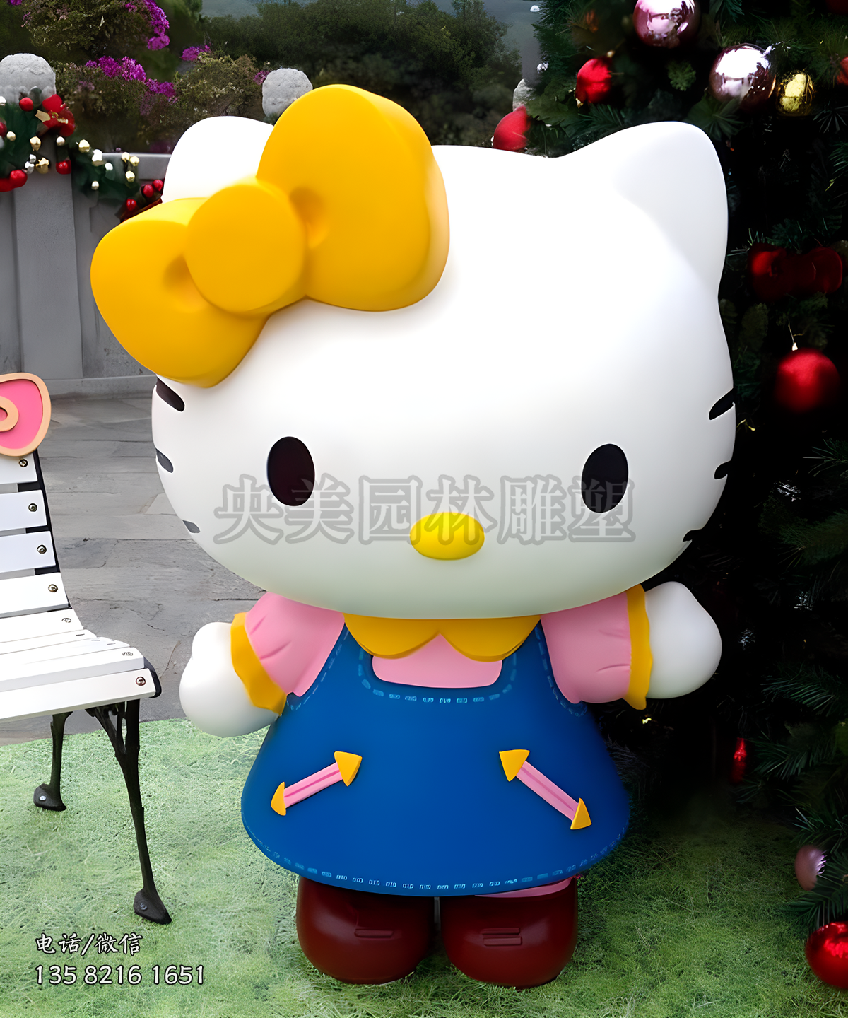 身着蓝色裙子头戴黄色蝴蝶结的kitty猫雕塑