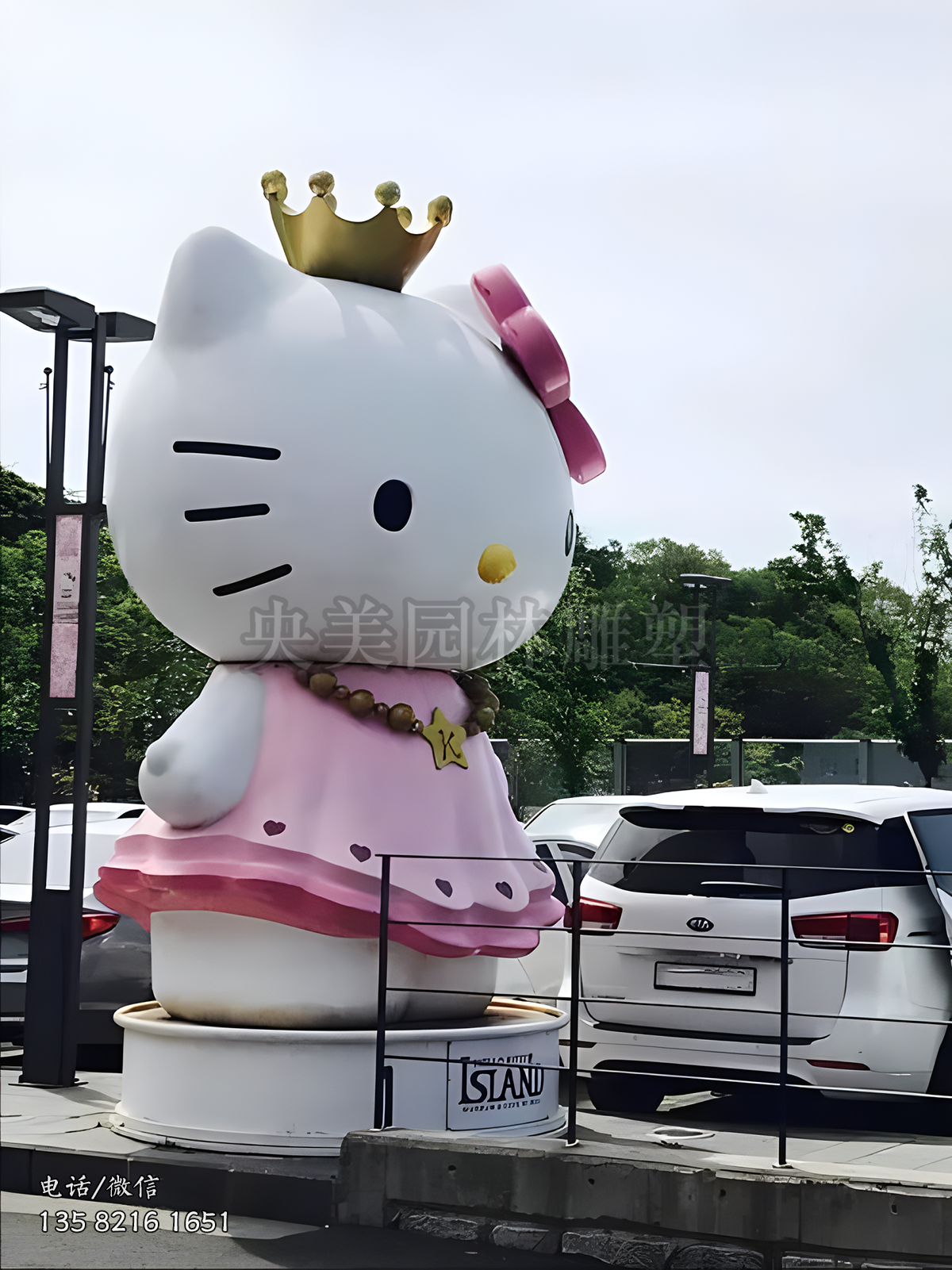 头戴皇冠身着粉红裙子的kitty猫雕塑