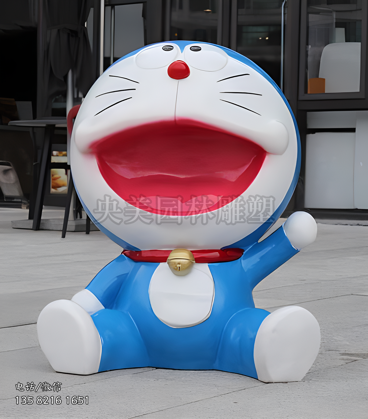 坐地上的哆啦A梦雕塑