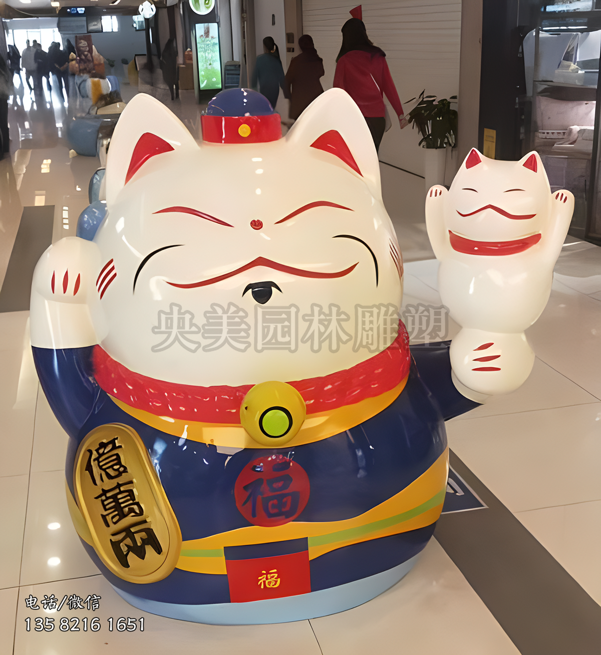 手举一只小猫的招财猫雕塑