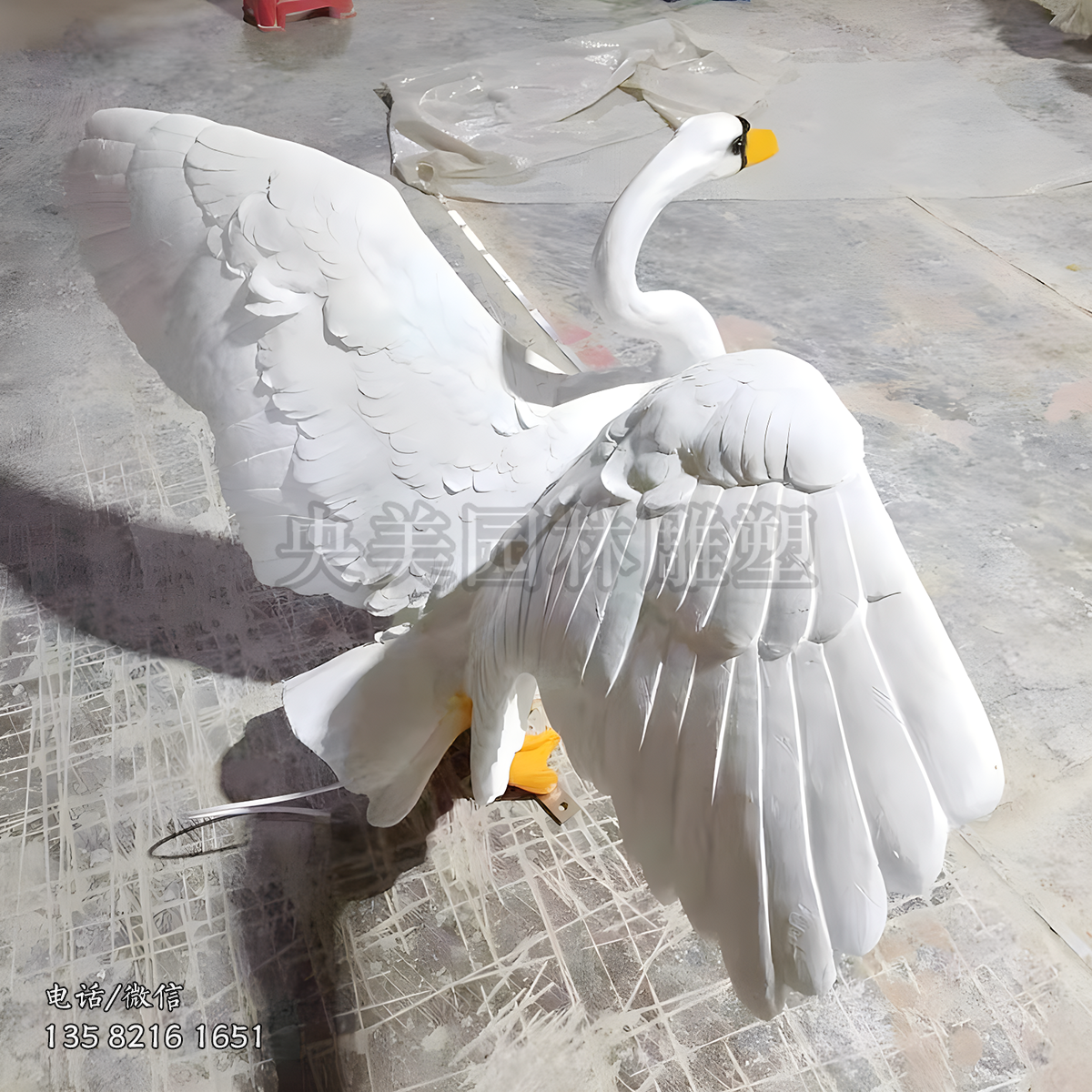 展翅欲飞的大鹅雕塑