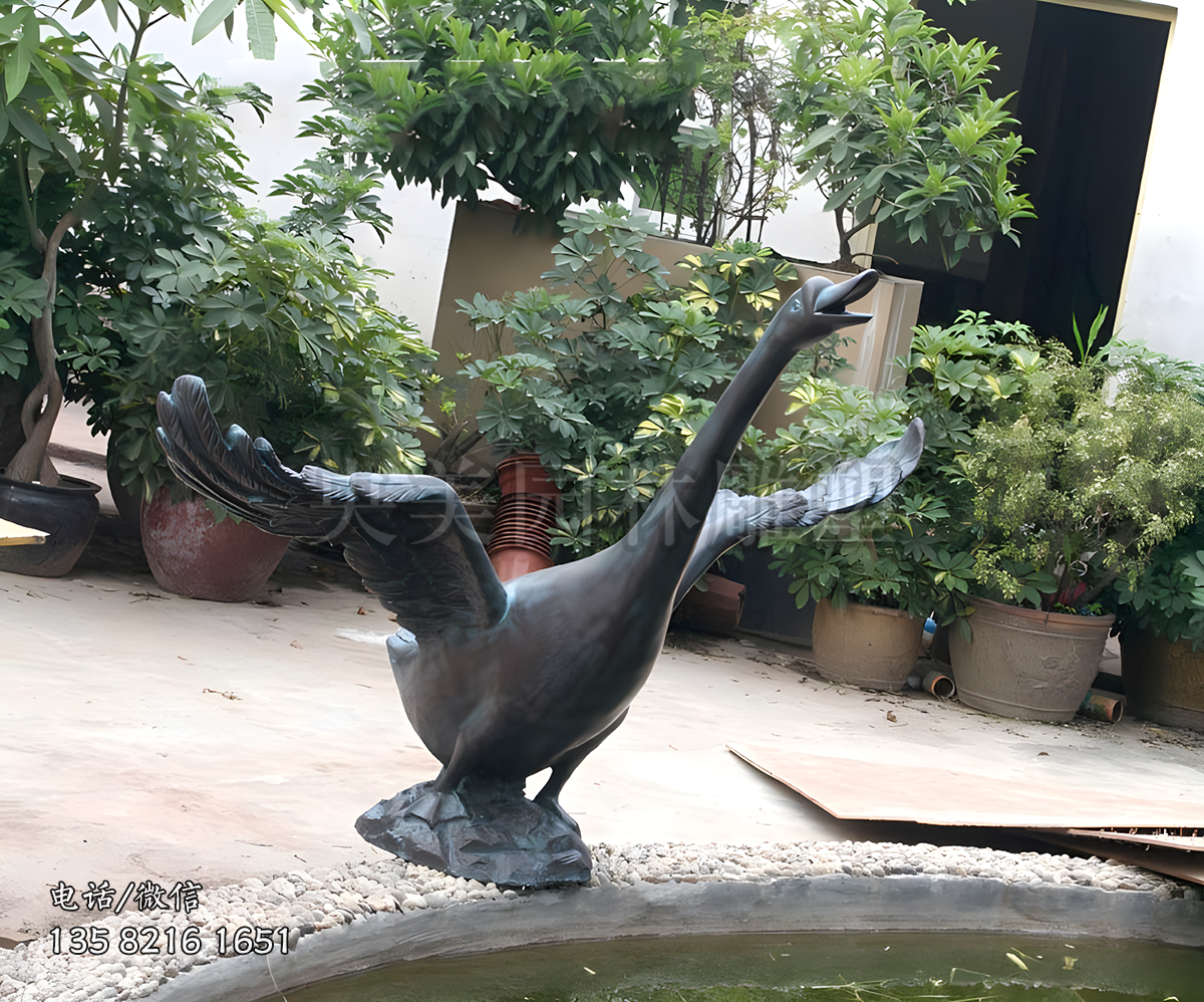青铜张翅翱翔的喷水天鹅