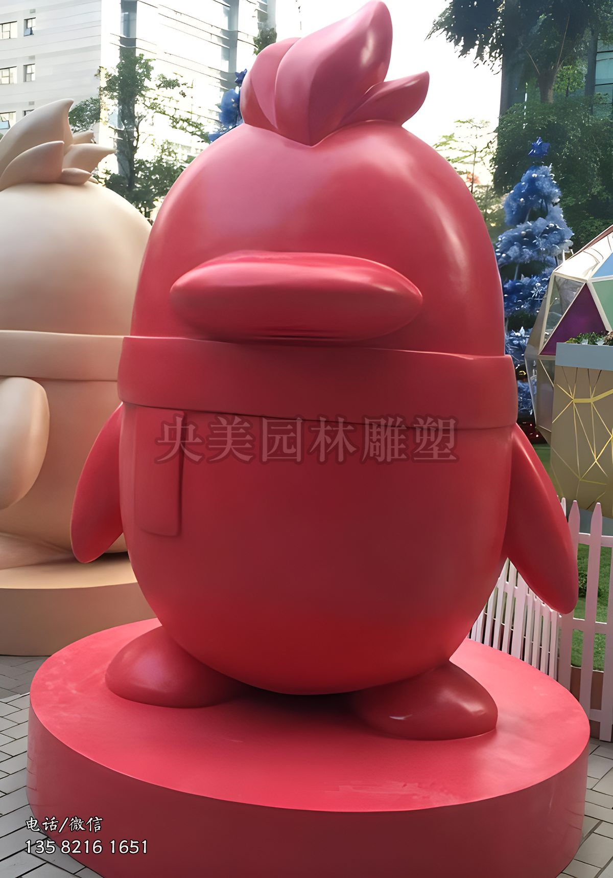 红火色抽象企鹅雕塑