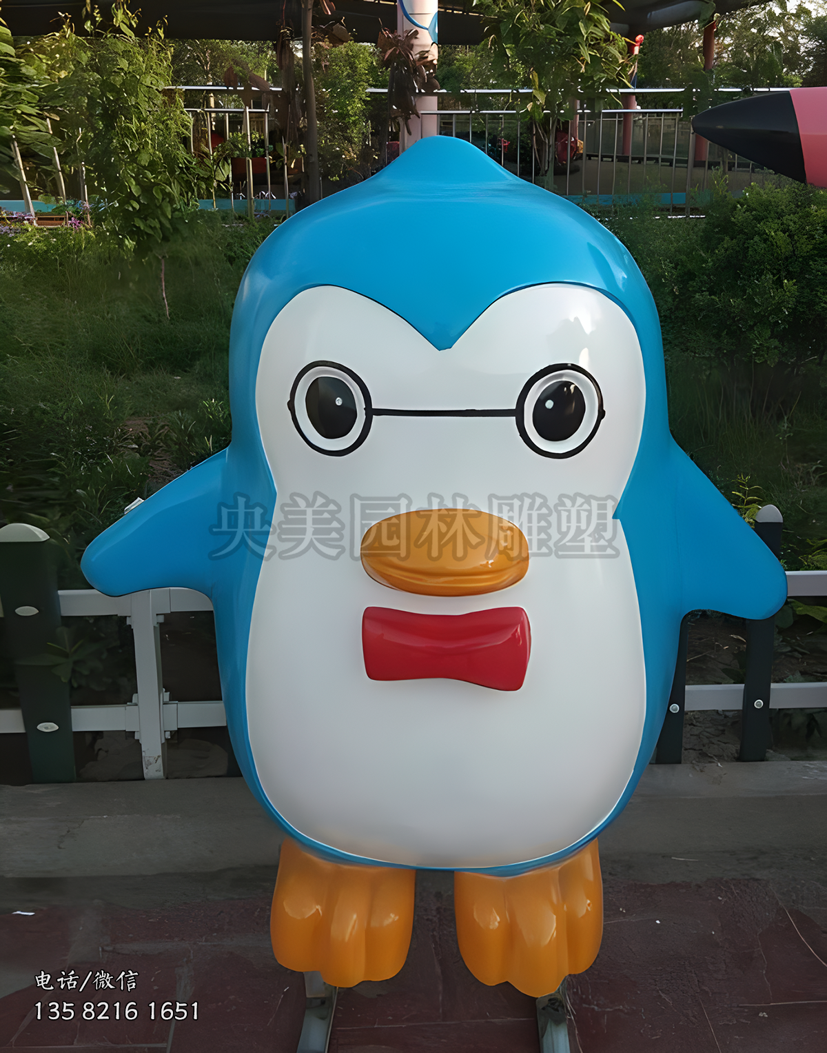 可爱的卡通企鹅雕塑