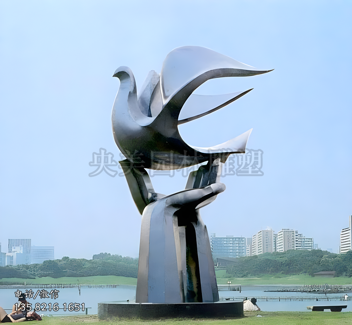 双手托起一只鸽子的不锈钢景观雕塑