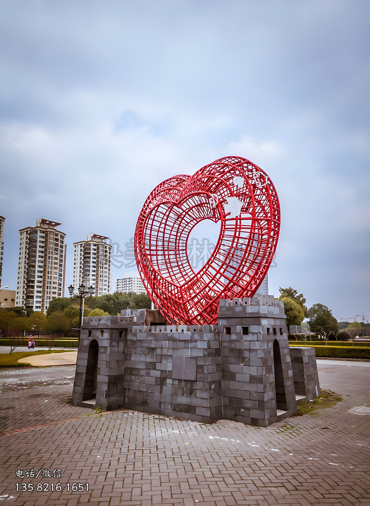 不锈钢网格镂空红色爱心雕塑