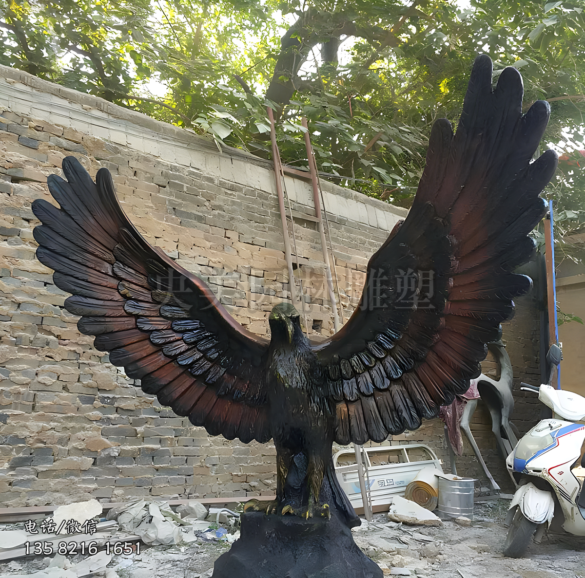仿真玻璃钢展翅的老鹰雕塑