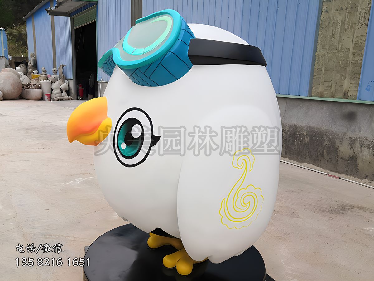 头戴潜水镜的小鸟雕塑