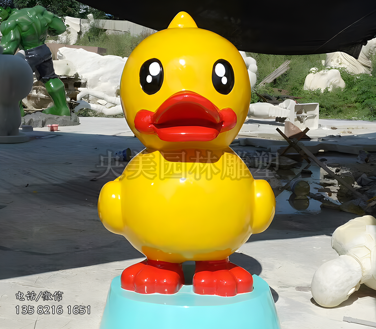 人立站姿卡通小黄鸭雕塑摆件