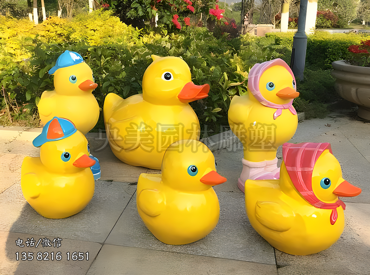 造型各异的小黄鸭雕塑摆件