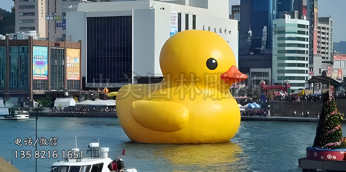 游水的小黄鸭雕塑