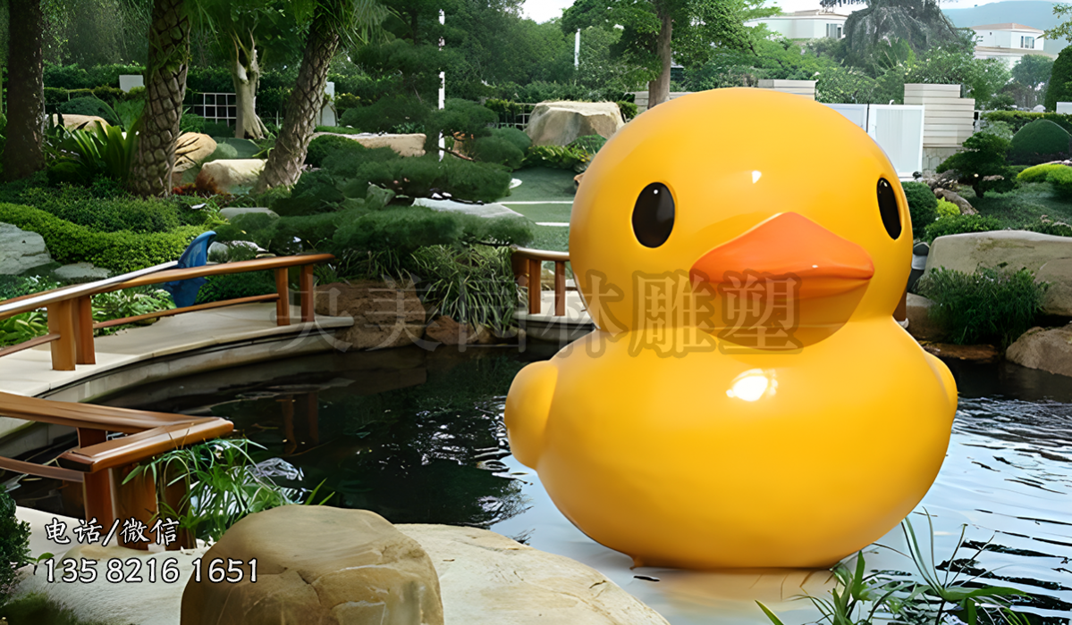 小黄鸭雕塑摆件