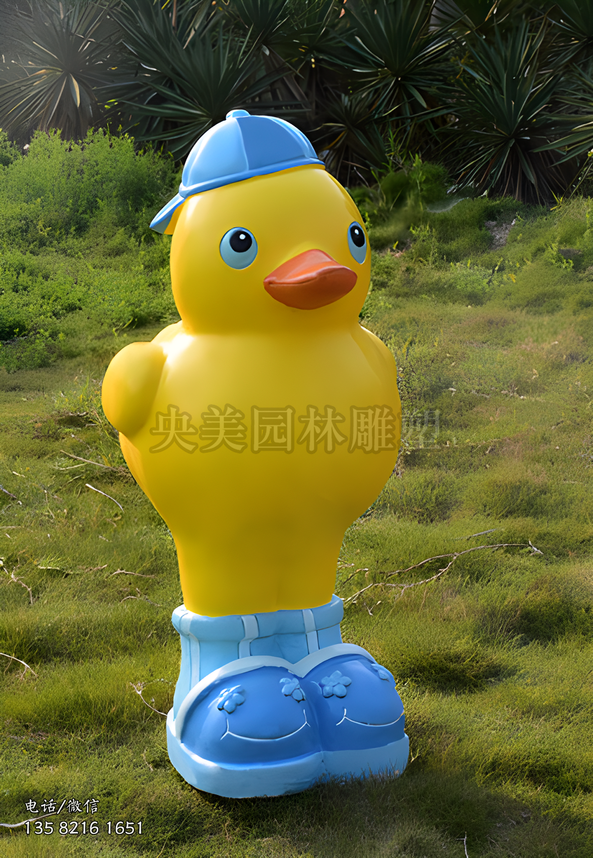 头戴棒球帽的小黄鸭公仔形象雕塑