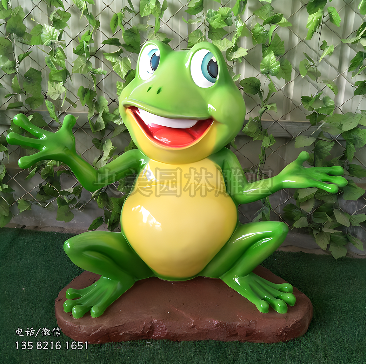 双手张开欢迎光临的青蛙雕塑