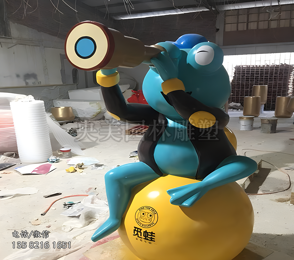 手持望远镜观看的青蛙雕塑