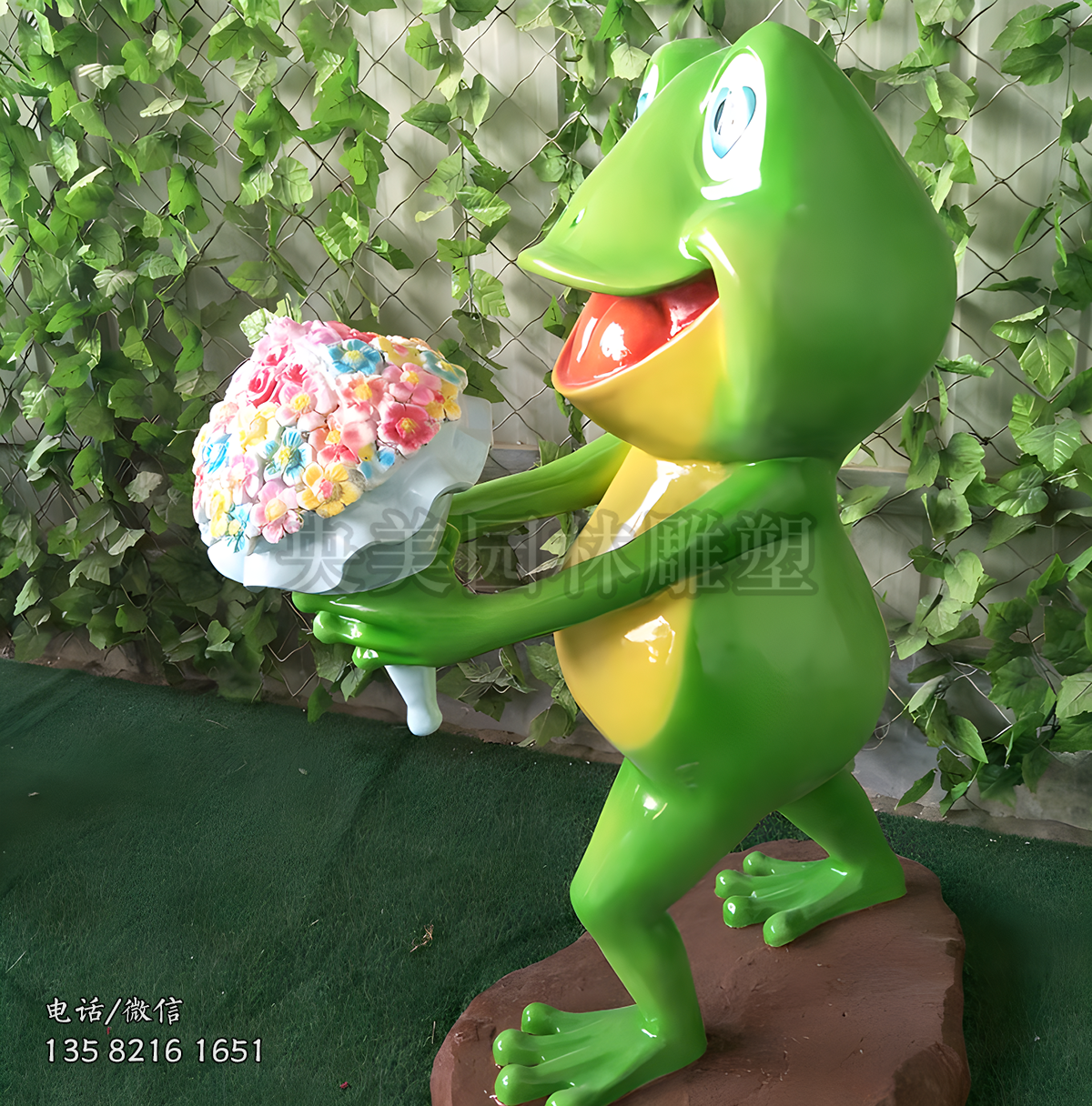 献花的玻璃钢卡通青蛙雕塑