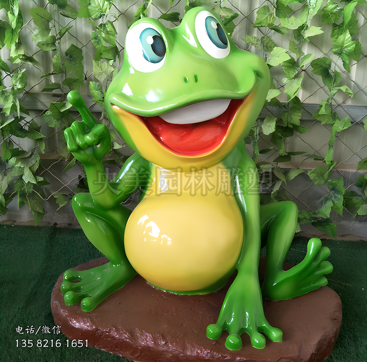 坐地上讲话的玻璃钢青蛙雕塑
