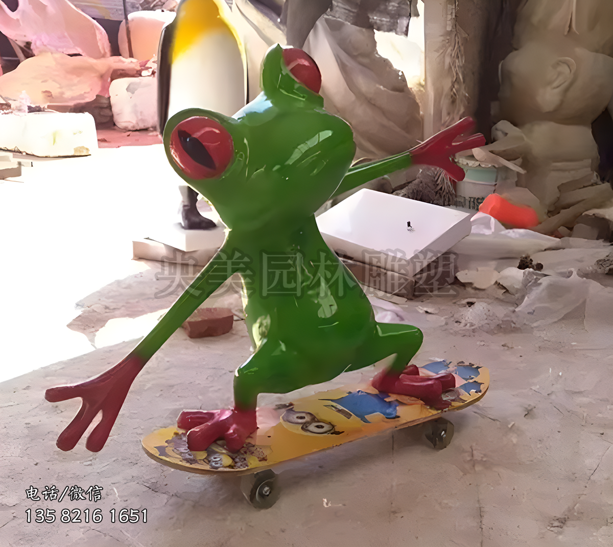 万滑板车的青蛙雕塑