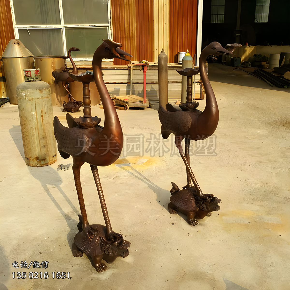 背驮油灯脚踩乌龟的仙鹤铜雕摆件