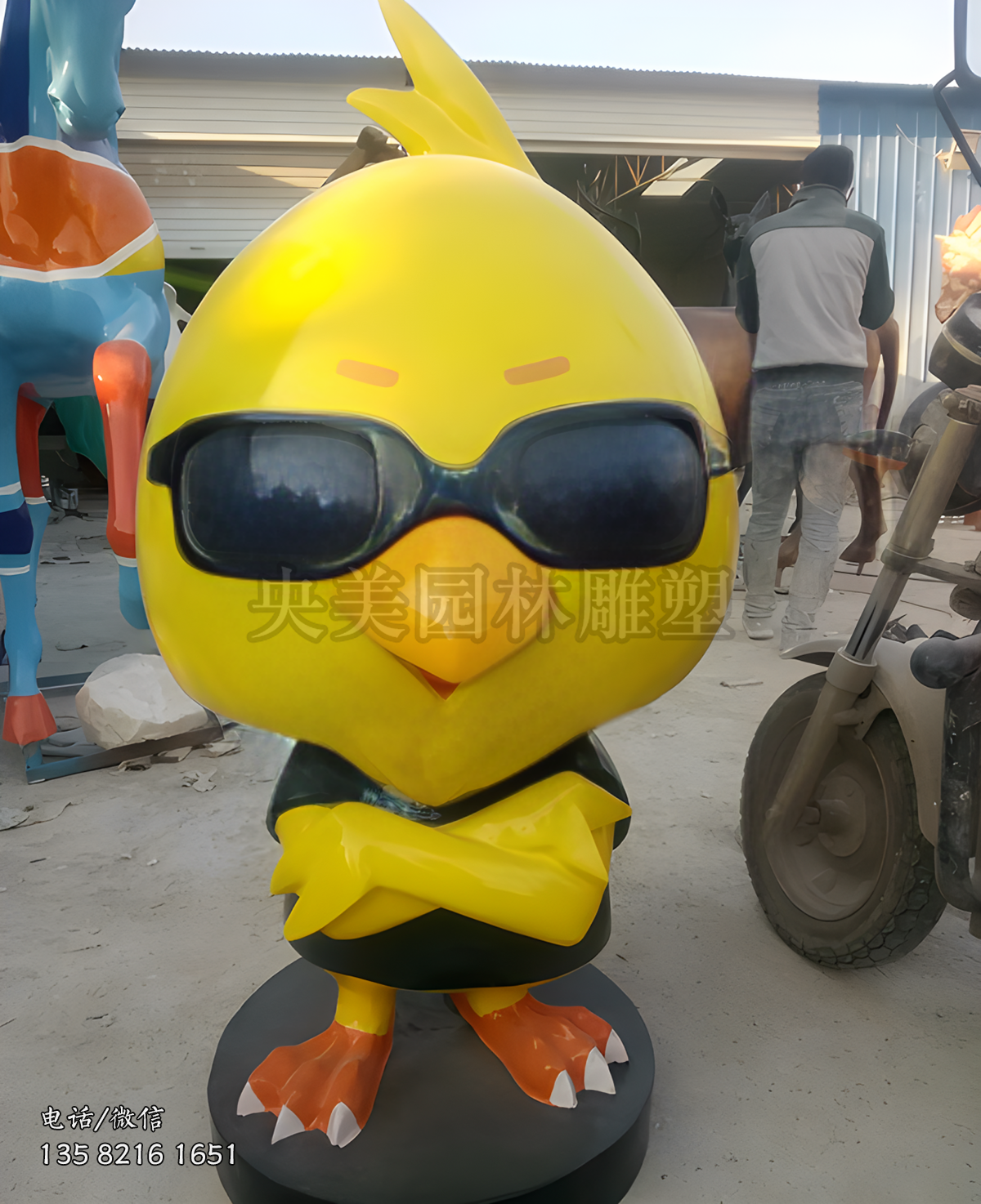 头戴墨镜双手环抱的卡通小鸡雕塑