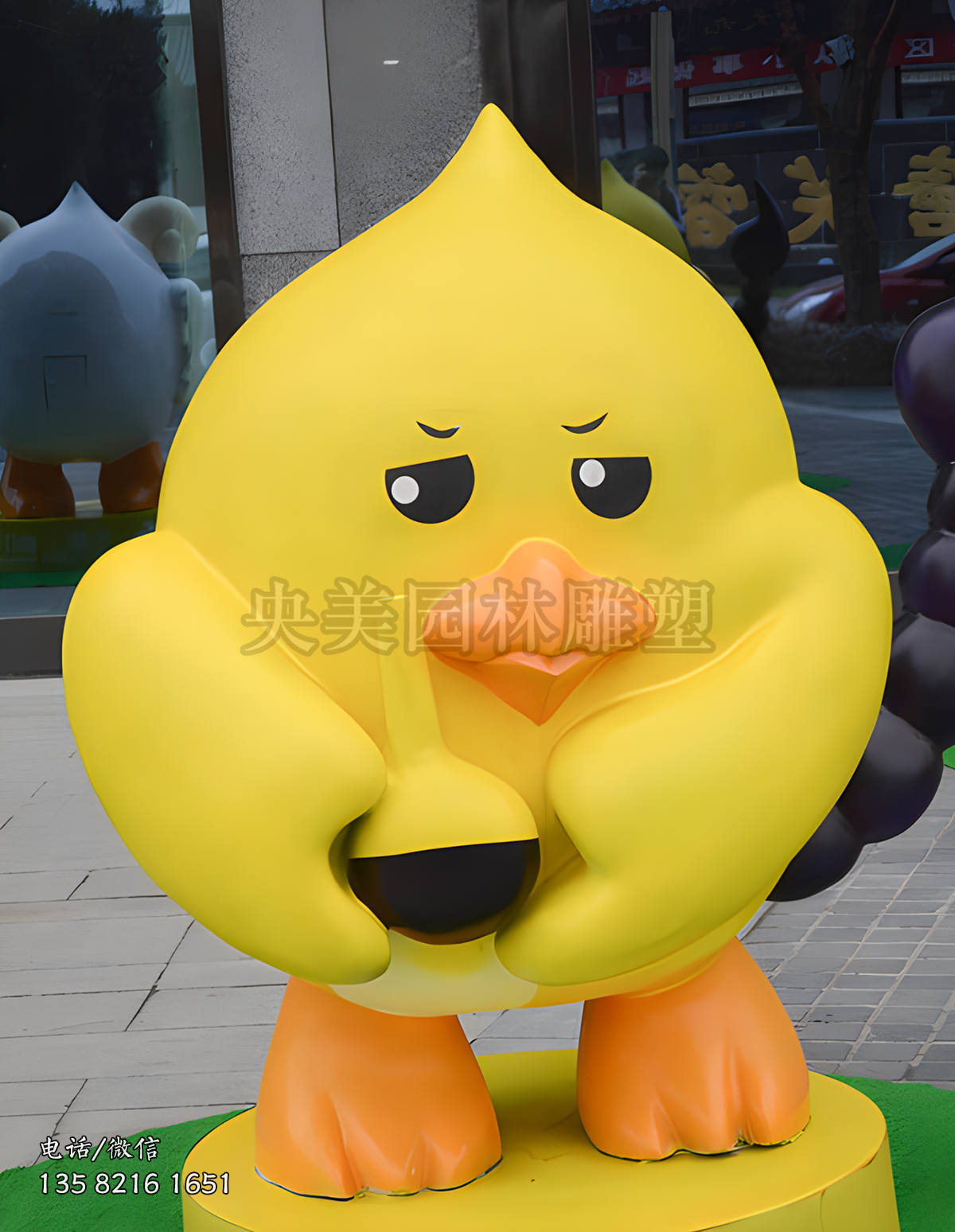 玻璃钢蹙眉卡通小鸡造型雕塑