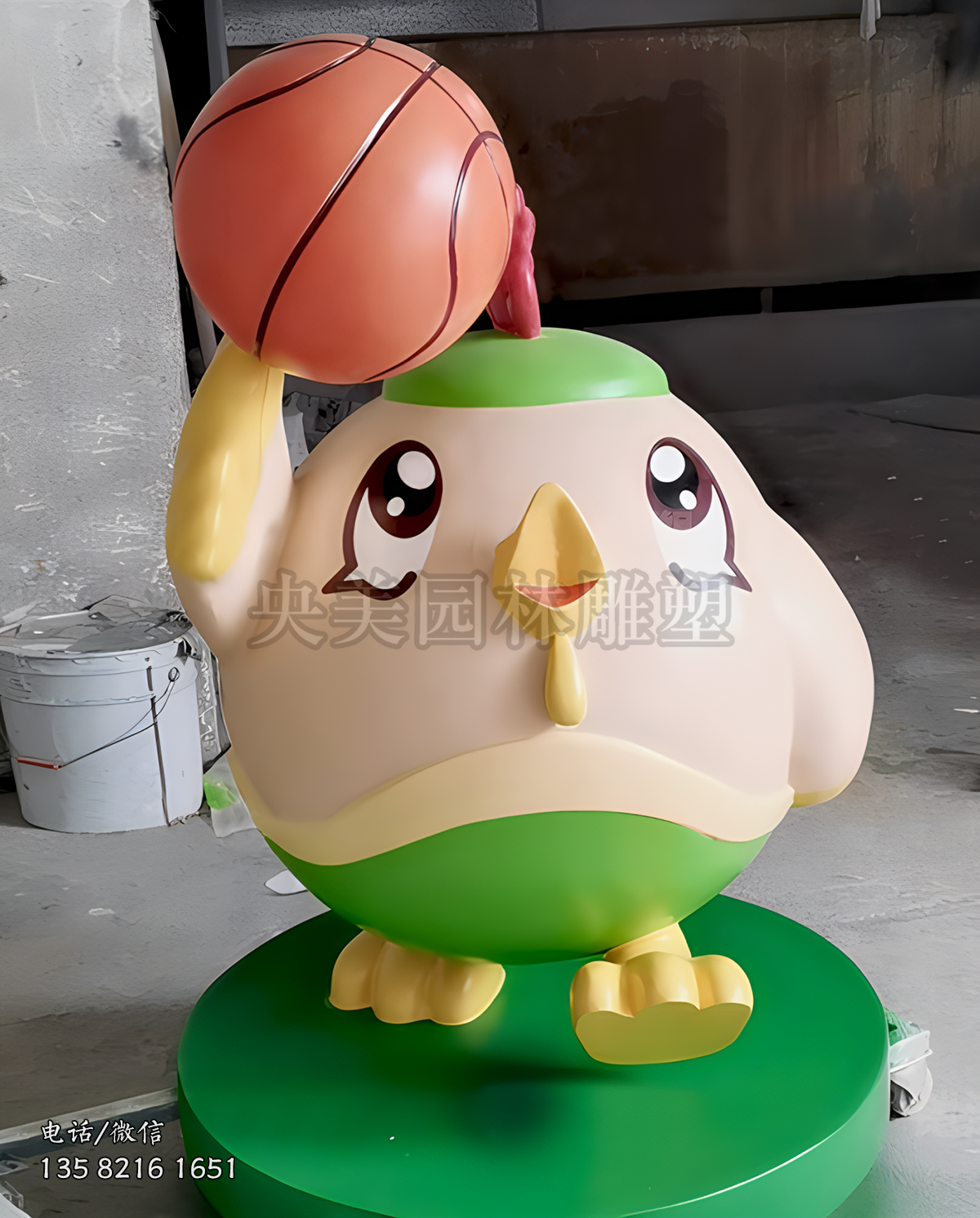 玩篮球投篮的卡通小鸡雕塑