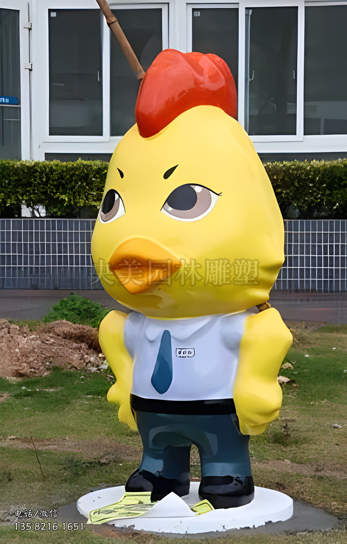 双手叉腰生气的卡通小鸡雕塑