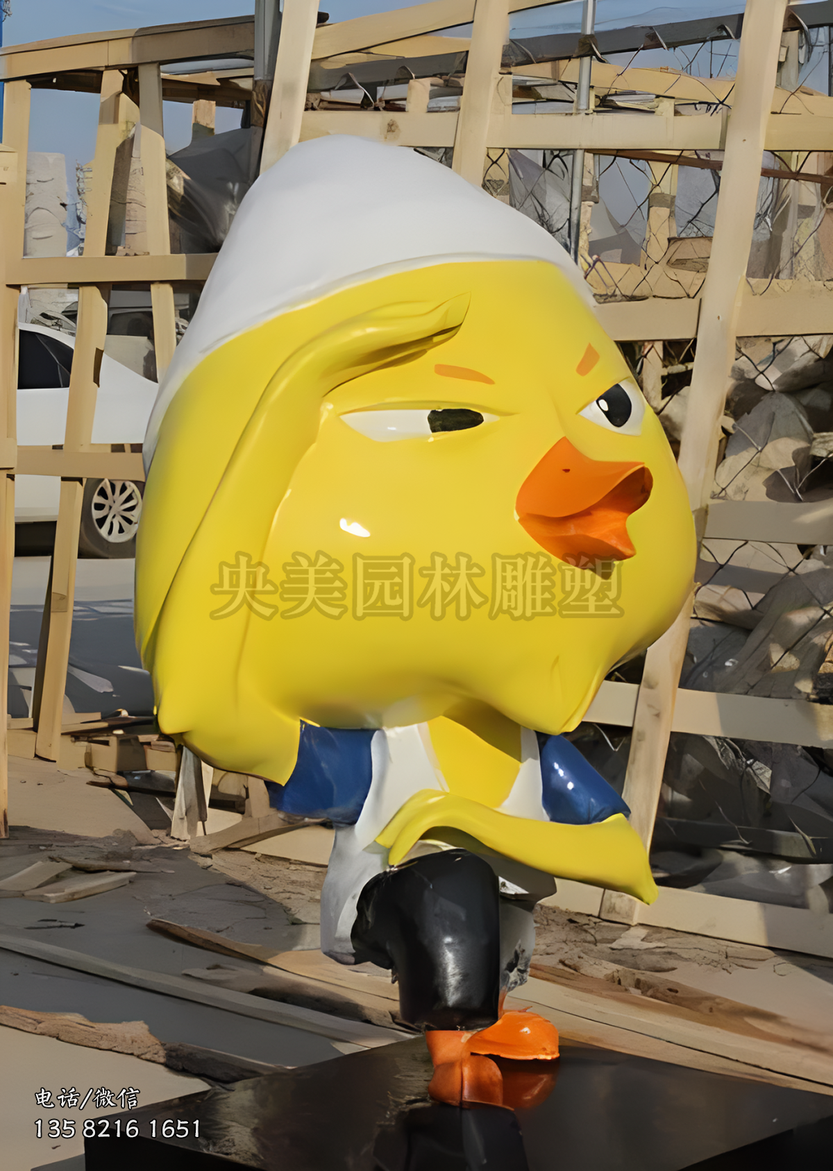 玻璃钢远眺的卡通小鸡雕塑