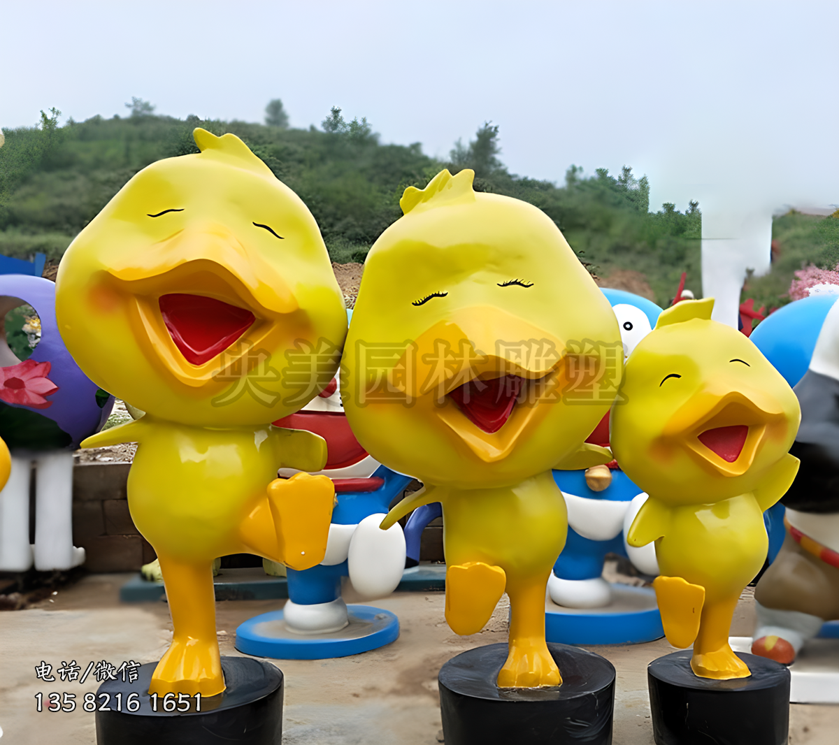 大步前行的小鸡卡通雕塑