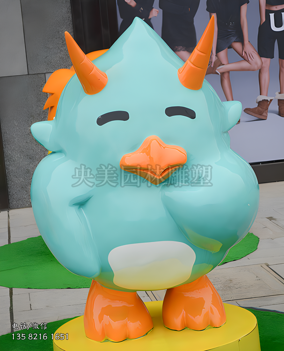 头上长角的玻璃钢卡通鸡雕塑