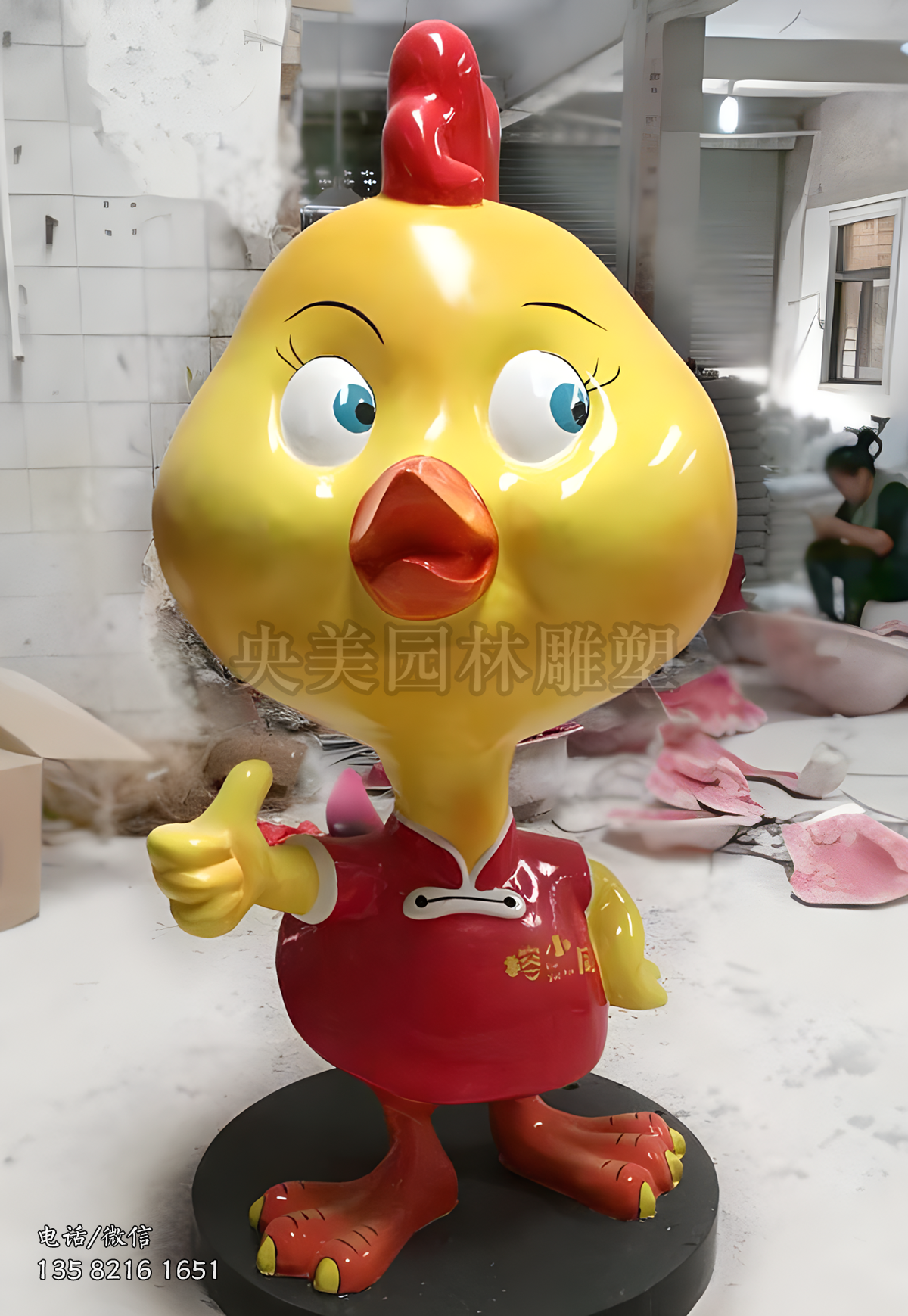 竖大拇指的玻璃钢卡通鸡雕塑