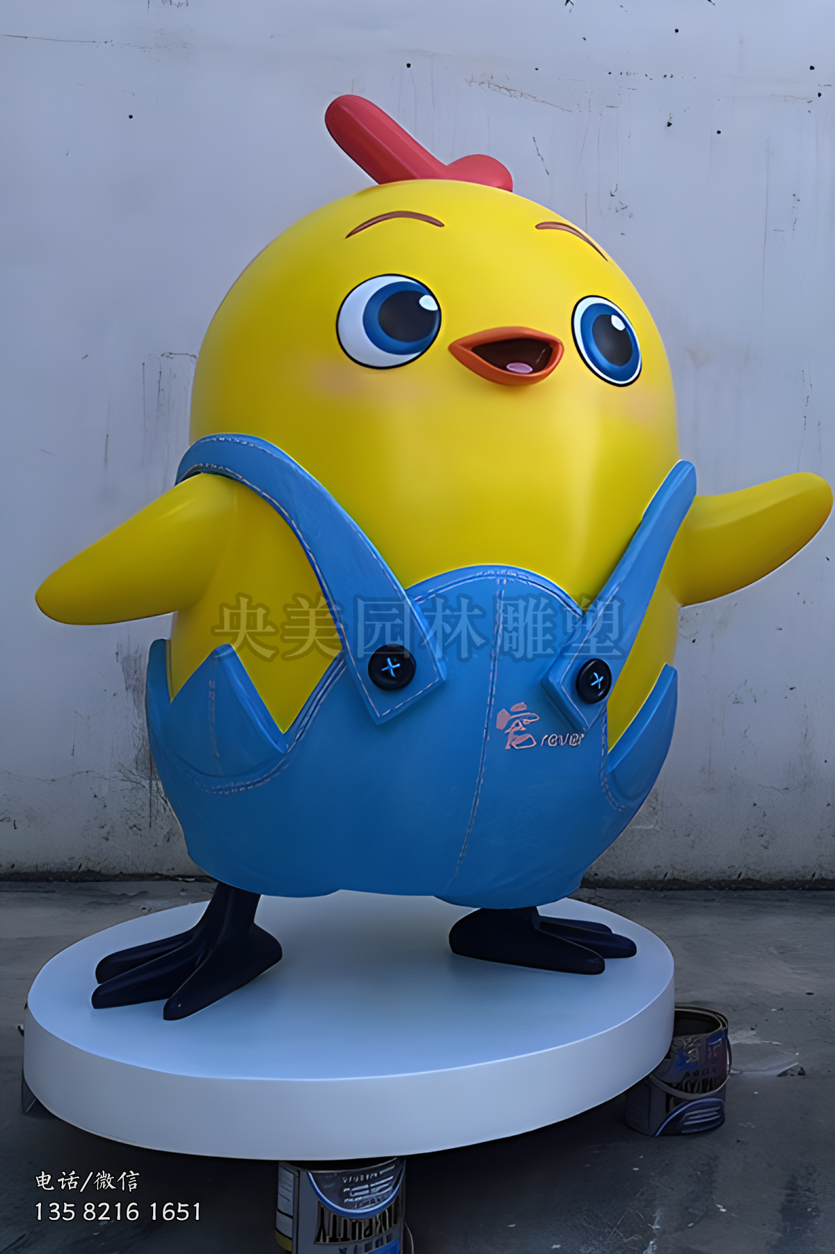 穿背带裤的卡通小鸡雕塑（男）