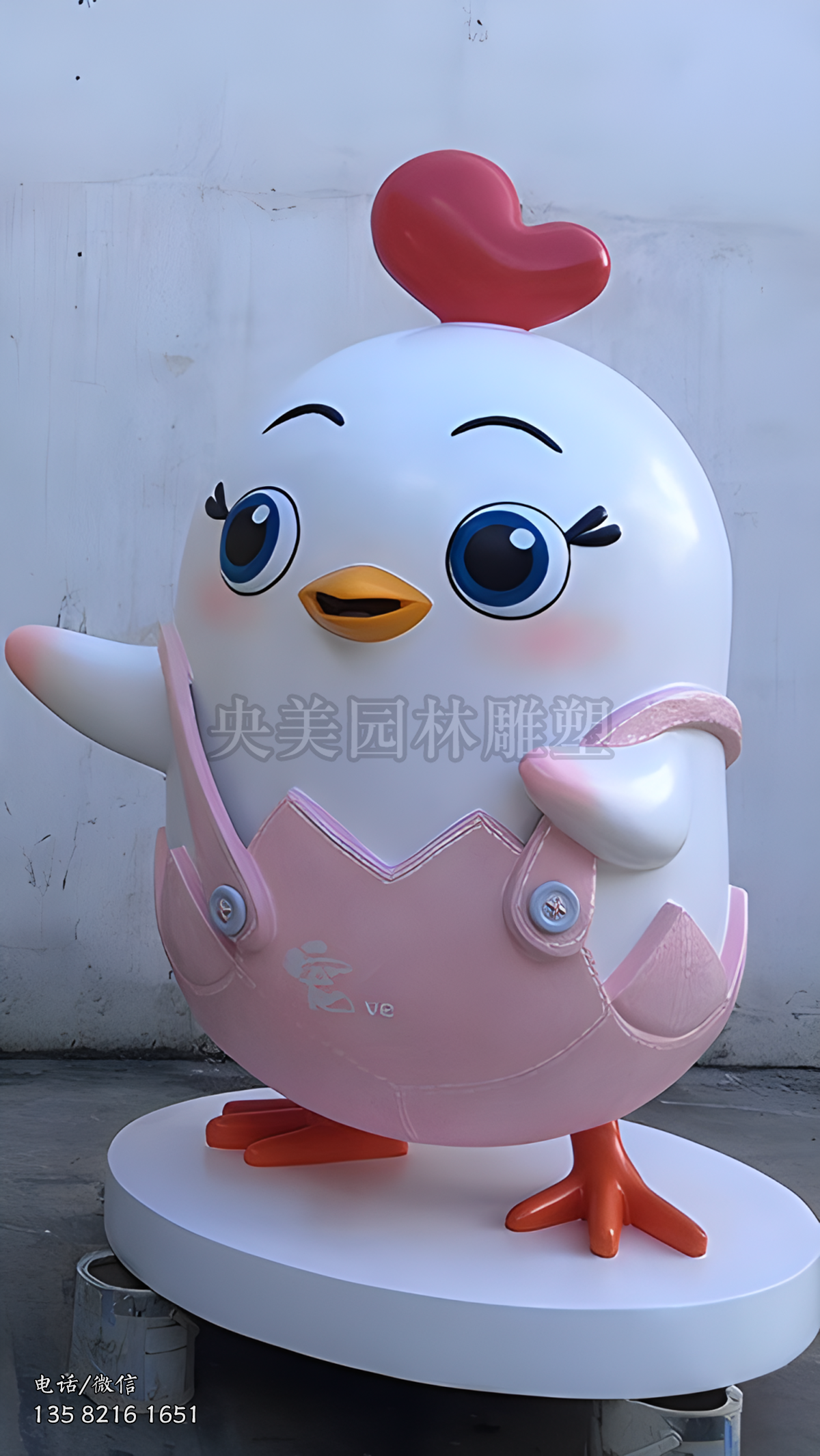 穿背带裤的卡通小鸡雕塑（女）