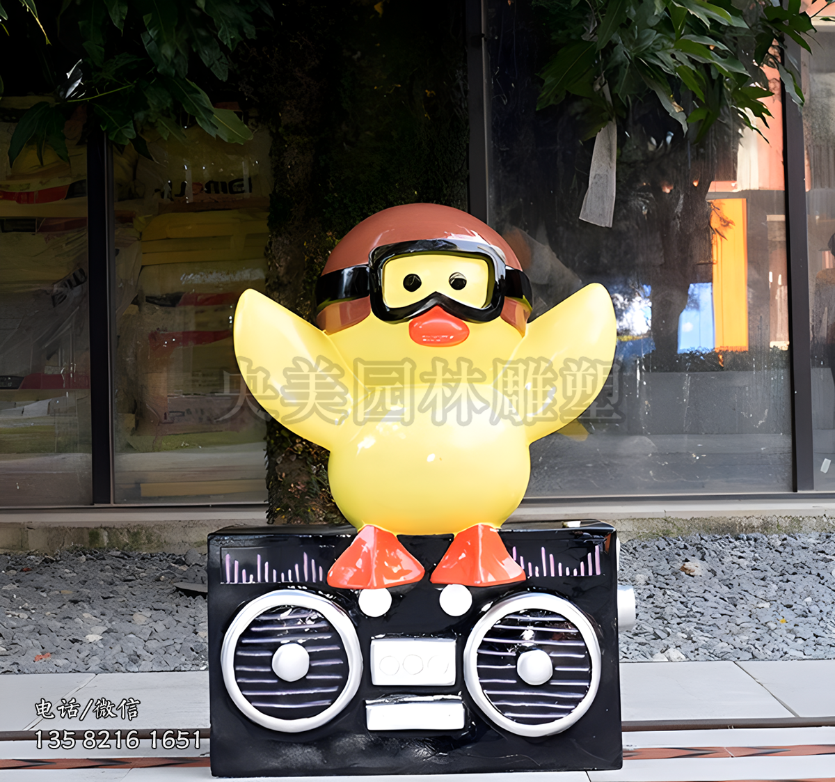 站在音响上的卡通小鸡雕塑