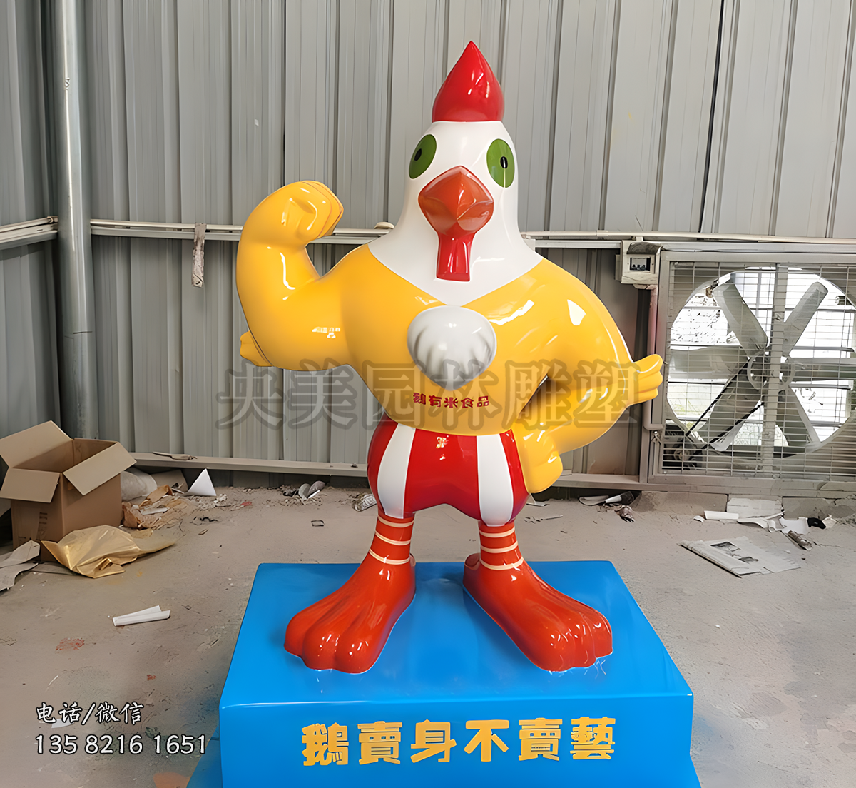 健身有肌肉的卡通鸡雕塑